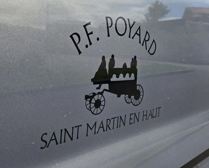 Logo de P.F. Poyard Saint Martin en Haut floqué sur un véhicule.