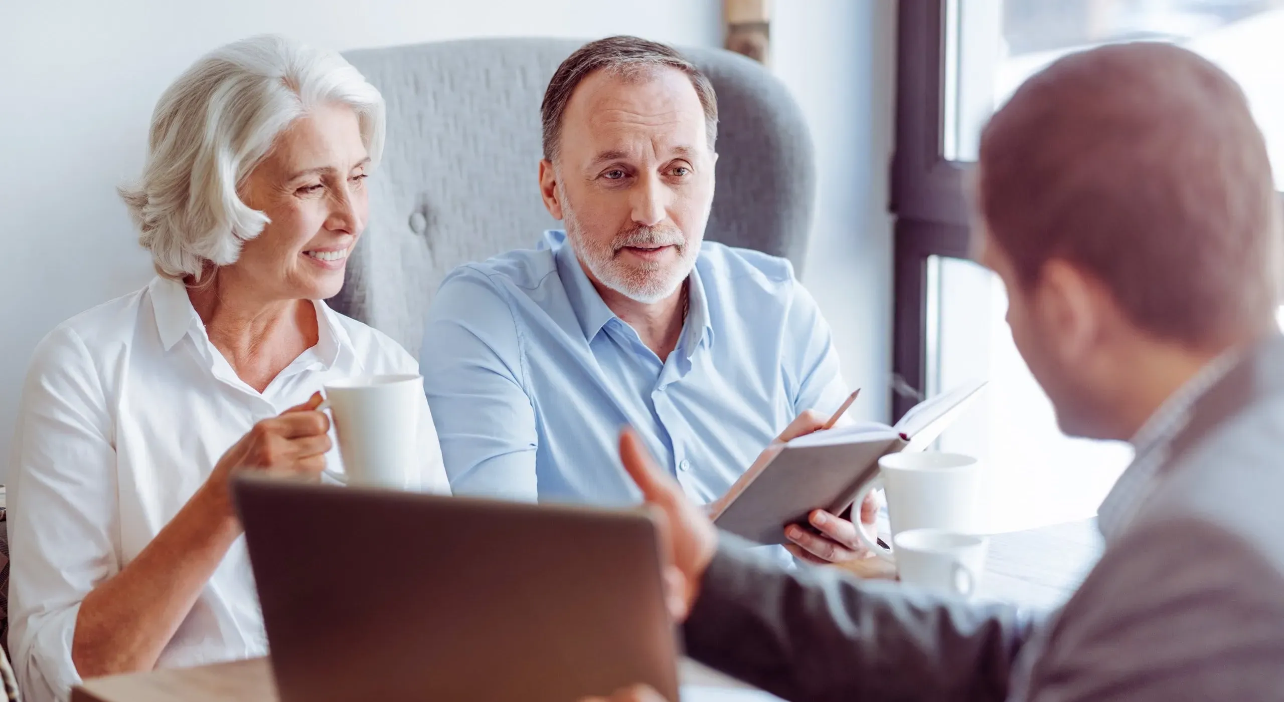 Couple senior en entretien avec un conseiller en prévoyance.